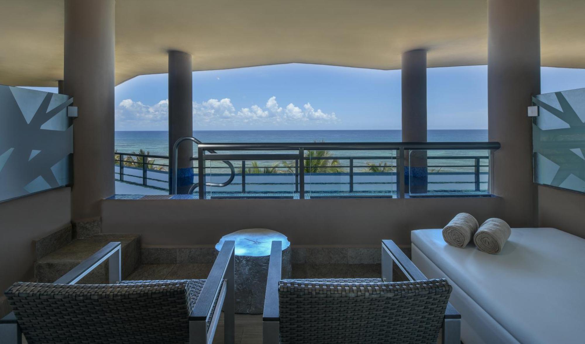 Royal Retreat Oceanfront Swim Up Suite