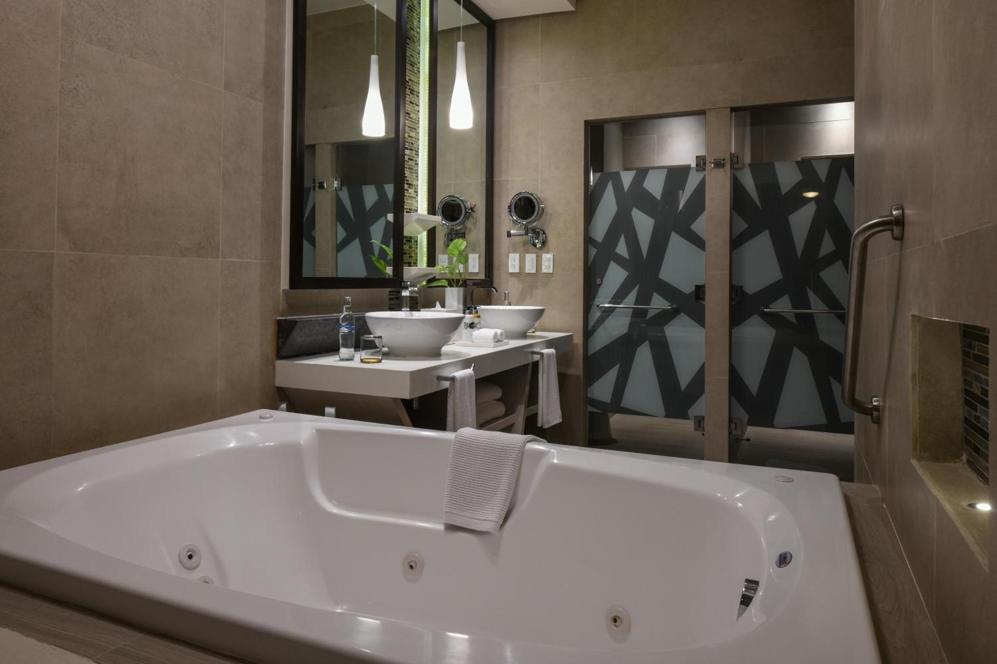 Royal Retreat Oceanfront Pool Swim Up Suite