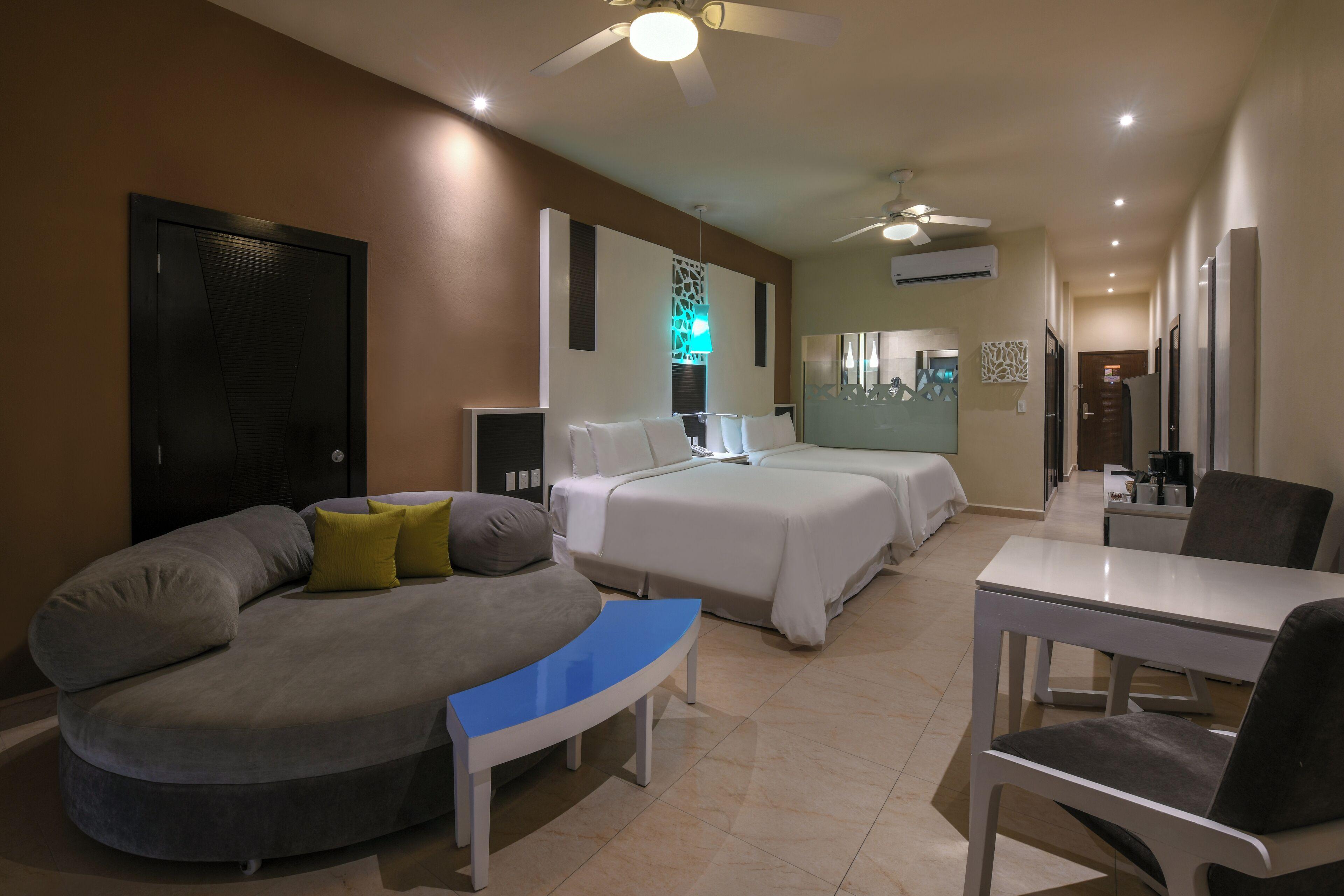 Royal Retreat Oceanfront Pool Swim Up Suite